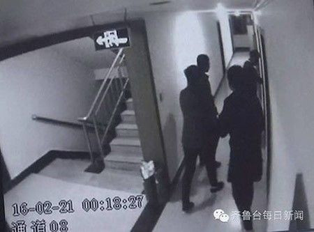 Bốn nam thanh niên khác bước vào phòng, sau đó lại ra ngoài.