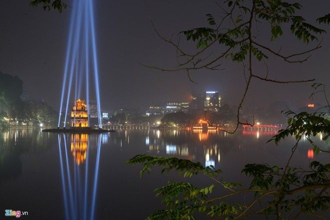 Hồ Gươm lung linh sắc màu ánh sáng về đêm.