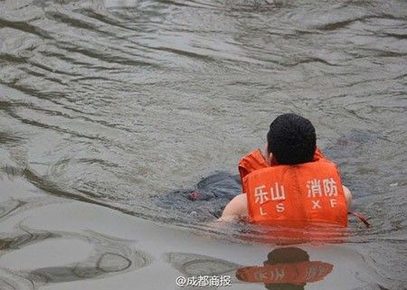 Cứu hộ thành phố Lạc Sơn lao xuống dòng nước cứu người phụ nữ 50 tuổi.