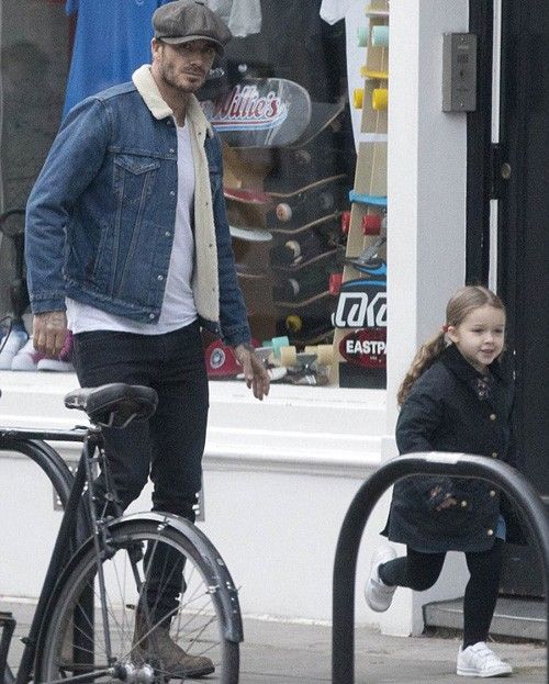 Hôm 30/1, Becks đưa ba nhóc Romeo, Cruz và Harper tới cửa hàng bán ván trượt Slick Willies Skate trên đường Gloucester, London. Được đi chơi với bố và các anh, cô nhóc Harper vui mừng hớn hở, chạy nhảy tung tăng trên phố.