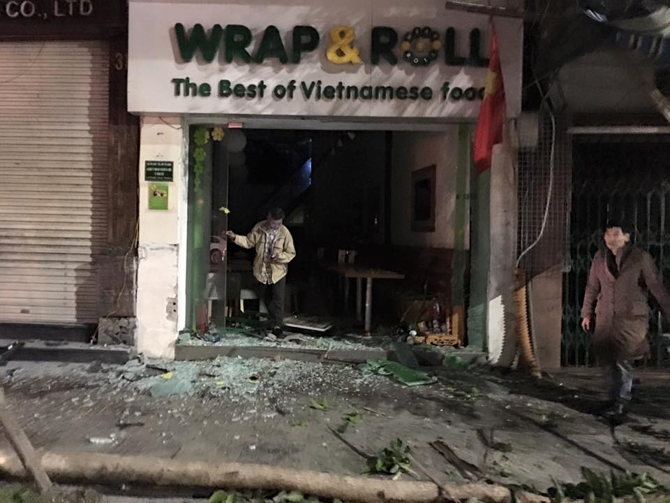 ... và lao vào một cửa hàng ăn uống.