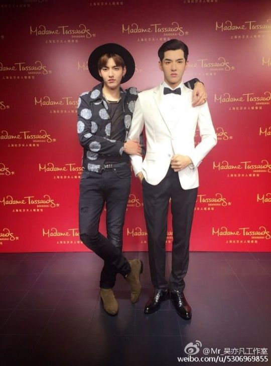 Kris bên bức tượng sáp của bản thân.