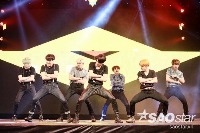 BTS cực chất trên sân khấu Gala Vietnam Top Hit.