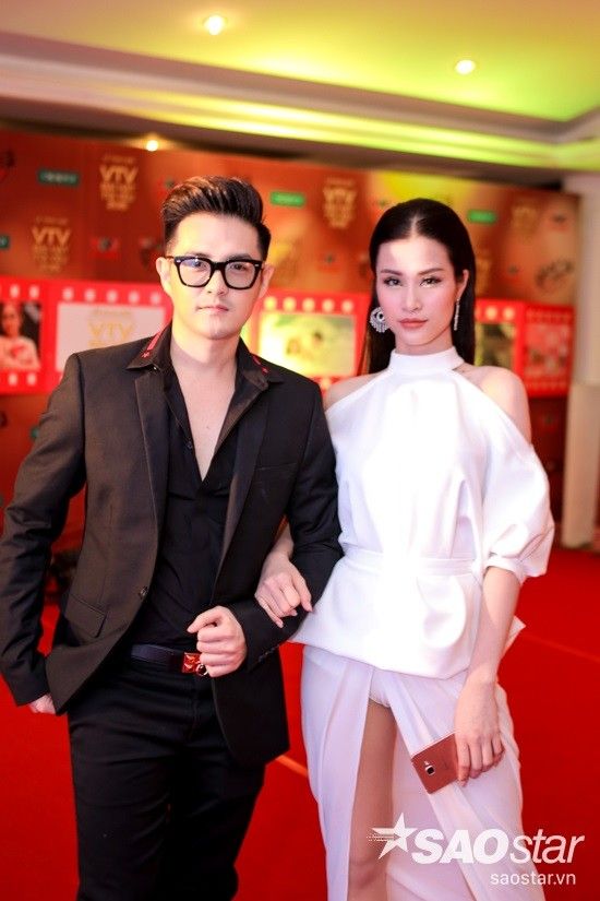 Ông Cao Thắng - Đông Nhi tay trong tay đến sự kiện. Cặp đôi trai tài gái sắc của Vbiz diện trang phục đối lập về màu sắc. Thời gian qua, với sự hậu thuẫn hết lòng từ cựu thành viên nhóm Weboys, quán quân “The Remix” mùa đầu tiên đã có nhiều bước tiến nổi trội trên bước đường hoạt động nghệ thuật.