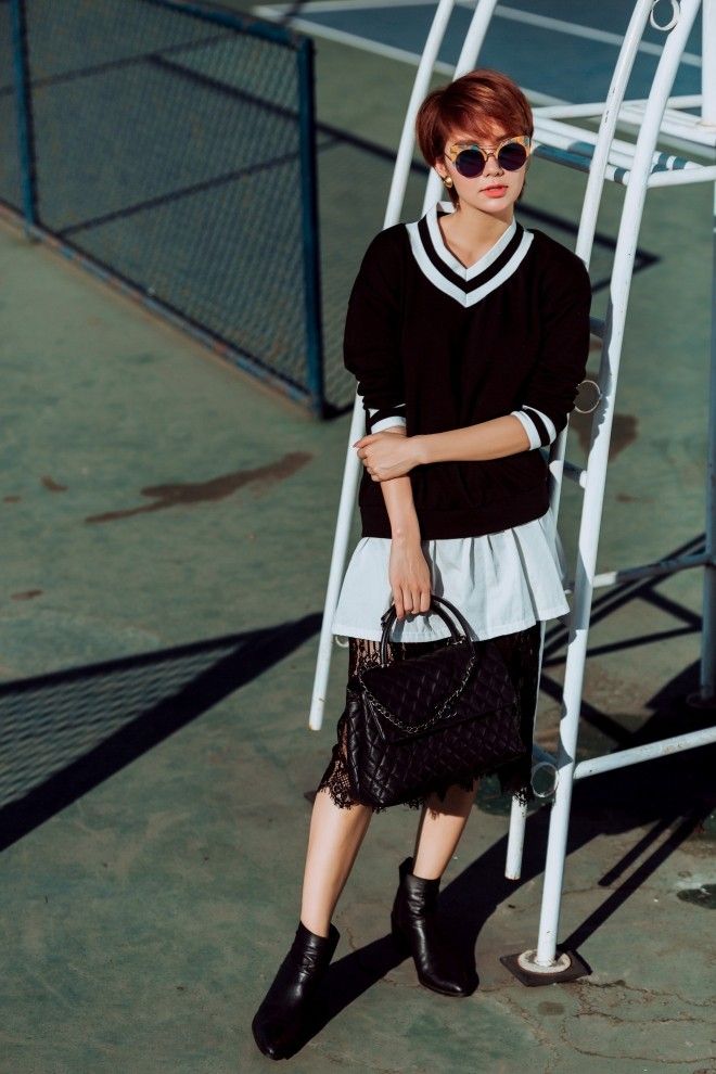 Monochrome theo một phong cách hoàn toàn khác, hãy cho mình một điểm nhấn đắt giá bằng một chút màu sắc trên chiếc kính nào.