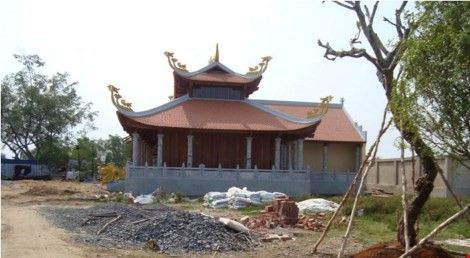 Nguồn tin của Pháp Luật TP HCM xác nhận thêm, do công trình xây của ông Linh xây trên đất nông nghiệp và không có giấy phép xây dựng nên buộc phải đình chỉ thi công để bổ sung các thủ tục pháp lý liên quan như chuyển mục đích sử dụng đất và giấy phép xây dựng.