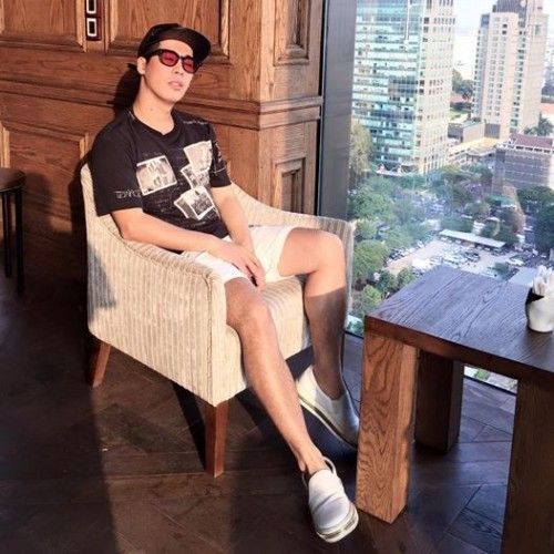 Stylist Travis Nguyễn dù bận rộn tập thể thao vẫn không quên làm đẹp cùng kính cam.