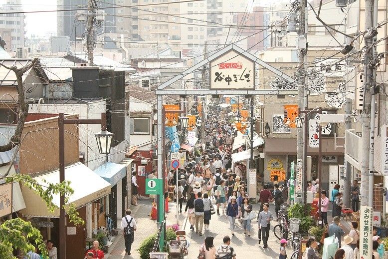 Thêm một lựa chọn - một trải nghiệm tuyệt vời nữa khi bạn có dịp khám phá những con đường nhỏ thanh bình của thị trấn Yanaka. Đến đây, đừng quên ghé qua những cửa hàng bán đồ lưu niệm truyền thống của địa phương, từ những đôi giày đến những chiếc áo sơ mi bằng vải lanh được may thủ công.