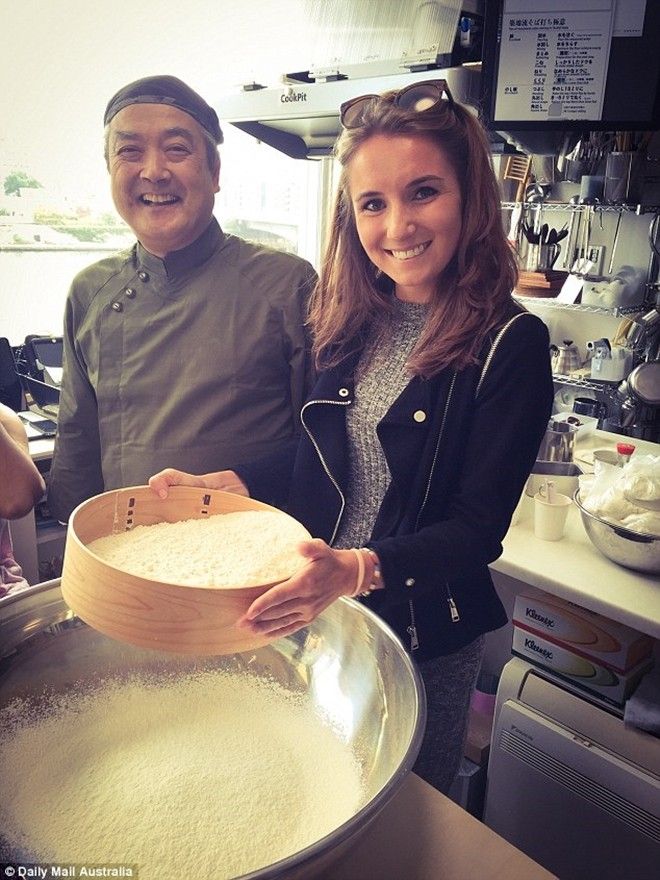 Ngay từ lúc đầu gặp mặt, ông đã tạo cho tôi cảm giác thực sự thoải mái. Buổi thực hành bắt đầu ngay sau đó. Ngay lúc nhìn thấy những con dao bén ngọt, tôi đã đồ rằng nhóm chúng tôi, gồm những anh chàng và cô nàng đầu bếp nghiệp dư sẽ chẳng bao giờ được phép cầm chúng. Nhưng chỉ một chốc sau, chúng tôi đã được mời tham gia vào mọi khâu, từ trộn bột, nhào bột, cuộn tròn bột rồi cắt lát.