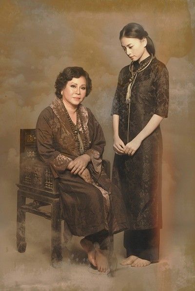 Ngô Thanh Vân trong một shoot ảnh chụp cùng mẹ. "Đả nữ màn ảnh" đoan trang, thanh thoát với tạo hình phụ nữ xưa. Ảnh: Phạm Hoài Nam.