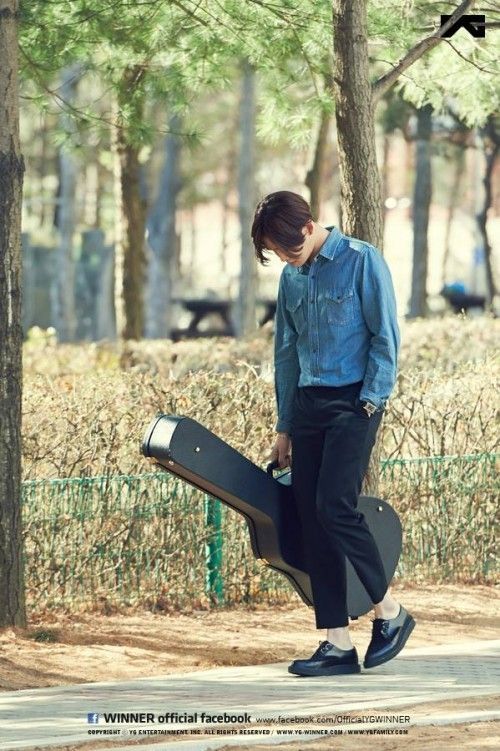Mới mẻ hơn với jean on jean khi phối sơ mi jean xanh nhạt kèm skinny jean xanh đậm bên dưới.