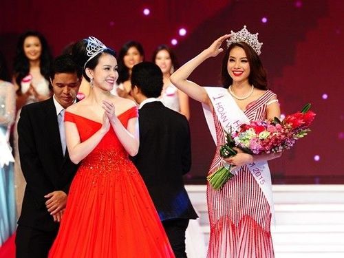 Phạm Hương: Sau 5 năm chinh chiến khắp các cuộc thi sắc đẹp lớn nhỏ, Phạm Hương đã hoàn thành giấc mơ giành vương miệng bằng việc chiến thắng thuyết phục ở “Hoa hậu Hoàn vũ Việt Nam 2015”. Từ cột mốc để đời này, cô liên tiếp ghi điểm trong lòng khán giả quê nhà và bạn bè quốc tế khi tham dự “Miss Universe”.
