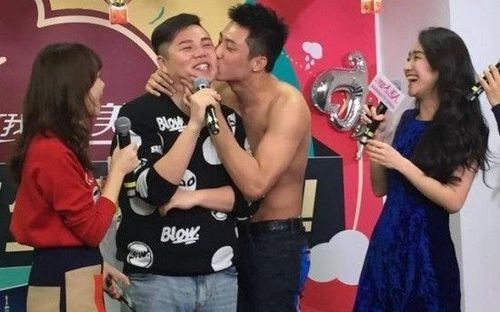 Những hình ảnh cũ của Cảnh Du trở thành hàng hot được tìm kiếm. Khán giả vô cùng phấn khích khi khai quật được hình ảnh đầu tiên cảu anh trên sóng truyền hình - với vai trò người mẫu trong Ta là đại mỹ nhân thực hiện năm 2013. Vóc dáng hoàn hảo, dám lộ cơ bắp và sẵn sàng hôn bạn cùng giới.