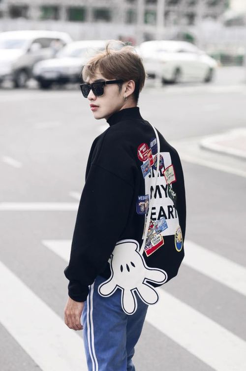 Túi hình đôi tay chuột Mickey là chi tiết đắt giá trên set đồ mang màu tối.