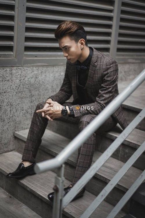 Tóc nâu vuốt keo dựng ngược, trông anh chàng điển trai cực kỳ.