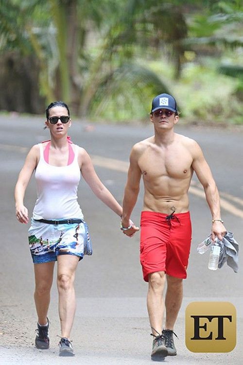 Hôm 29/2, kênh giải trí ET tung loạt ảnh ghi lại cảnh cặp đôi Katy Perry - Orlando Bloom đi dạo trong kỳ nghỉ ở đảo Hawaii vào cuối tuần qua. Nữ ca sĩ 31 tuổi mặc trang phục thể thao nắm tay tài tử người Anh đang để ngực trần.