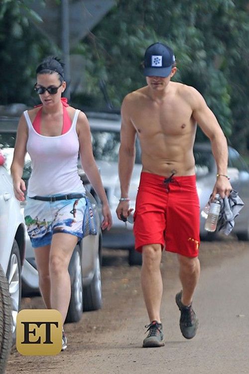 Theo ET, Orlando đi cùng Katy khi cô có buổi diễn riêng tại resort Grand Wailea từ hôm 24/2. Một nguồn tin tiết lộ: “Họ trông rất mặn nồng và thực sự bị người kia cuốn hút. Họ cũng thoải mái, công khai như một cặp đôi. Rất nhiều khoảnh khắc tình tứ và những cái nắm tay”.