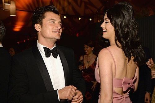 Trước khi đến với tài tử 38 tuổi, Katy có cuộc tình tái hợp liên tục với nam ca sĩ John Mayer. Nữ ca sĩ được cho là đã chia tay John trong êm đẹp.