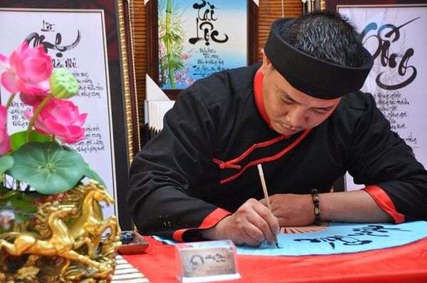 Các ông đồ của khu phố thường là người trẻ tuổi nhưng theo đuổi bộ môn thư pháp từ nhiều năm.