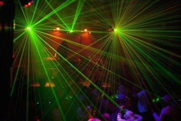 Pangea Club, Singapore. Nằm trong khu nghỉ dưỡng casino Marina Bay Sands - sòng bạc nổi tiếng nhất cả nước, bạn sẽ phải trả 20.000 USD cho vé vào cửa (nhưng không phải lúc nào cũng có chỗ) và sau đó là số tiền tương đương cho một ly đồ uống. Kể từ khi thành lập vào năm 2011, Pangea nhanh chóng trở thành điểm đến nổi tiếng và sang trọng bậc nhất của Singapore. Ảnh: Asia-bars