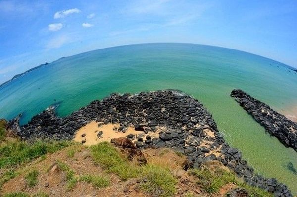 Gành Xép với bãi cỏ xanh ngát đẹp đến mê người. Ảnh: Lê Minh