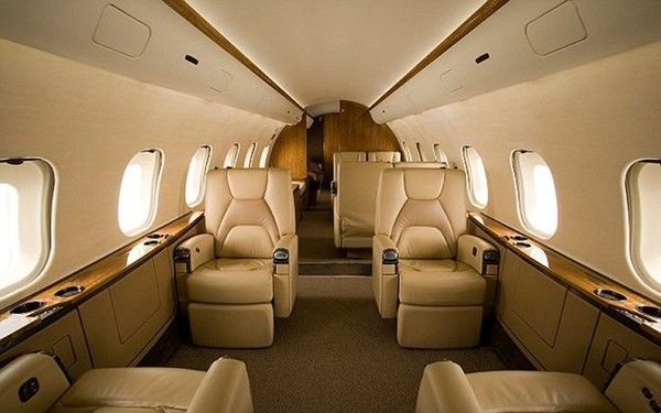Nội thất trên phi cơ cá nhân đưa du khách tới thám hiểm hai vùng cực.