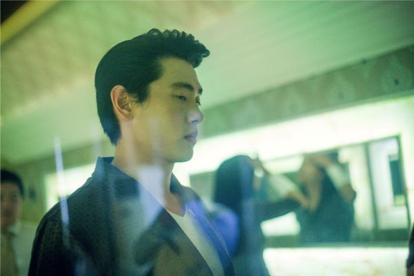 Teo-Yoo-Esquire1222