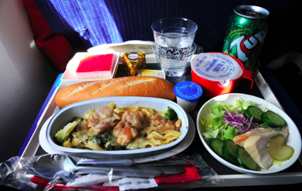 Ẩm thực Pháp nổi tiếng tinh tế, và món ăn hạng phổ thông được phục vụ ở Air France cũng ngon lành không kém với phần mì ăn kèm thịt, một đĩa salad, bánh mì và pho mai.