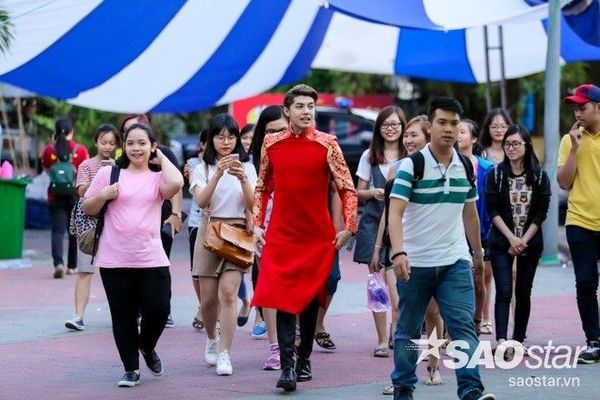 Sau đó, chàng ca sĩ điển trai nhanh chóng di chuyển đến khu vực hậu trường để chuẩn bị cho phần trình diễn của mình. Anh được các fan hộ tống vào bên trong.