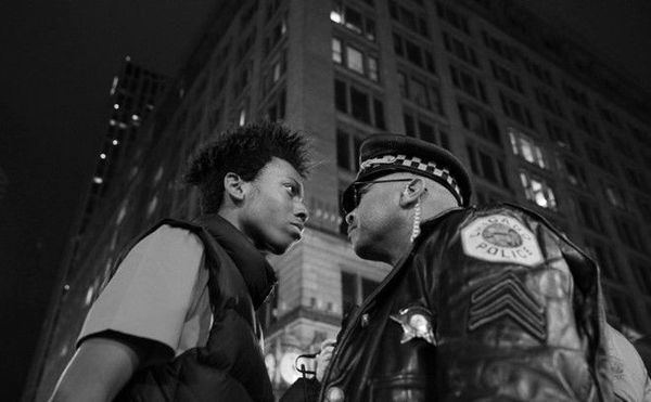 Lamon Reccord,16 tuổi, đối mặt với cảnh sát sau vụ nổ súng tại Laquan McDonald, thành phố Chicago, bang Illinois, Mỹ, ngày 25/11/2015. Bức ảnh đạt giải nhất ở hạng mục Các vấn đề đương đại. Hàng trăm người đã xuống đường biểu tình sau khi giới chức Chicago công bố video ghi cảnh một cảnh sát da trắng bắn liên tiếp vào thanh niên da màu một năm trước.