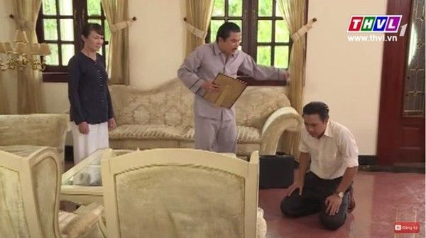 Thế Khải tìm Trinh Trinh nhưng đã quá muộn, anh bị gia đình ông Phát đánh chửi vì đã làm con gái họ tự vẫn.