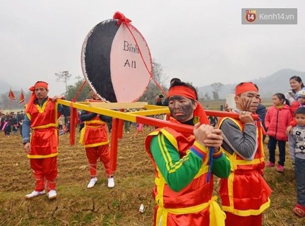 Tượng trưng cho người phụ nữ là "Mặt nguyệt", khi 2 linh vật giao hòa tạo sự an bình, sinh sôi trong cuộc sống.