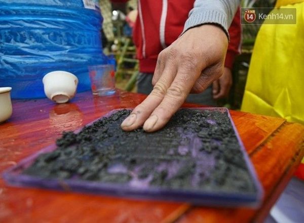 Những người lính tái hiện trong các tích trò được bôi nhọ mặt để biểu diễn.