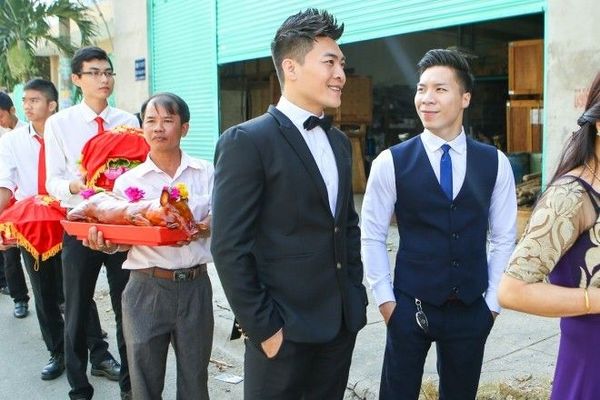 "Hoàng tử xiếc" Quốc Cơ chia sẻ, anh đã thức dậy từ rất sớm, nôn nao kiểm tra sính lễ để đến xin dâu đúng nghi lễ. Quốc Nghiệp, em trai của "hoàng tử xiếc" là phù rể.