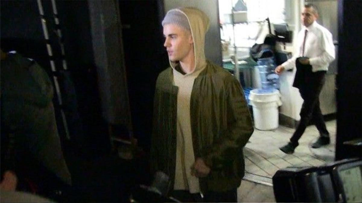 Justin Bieber đi ra từ cửa sau một nhà hàng