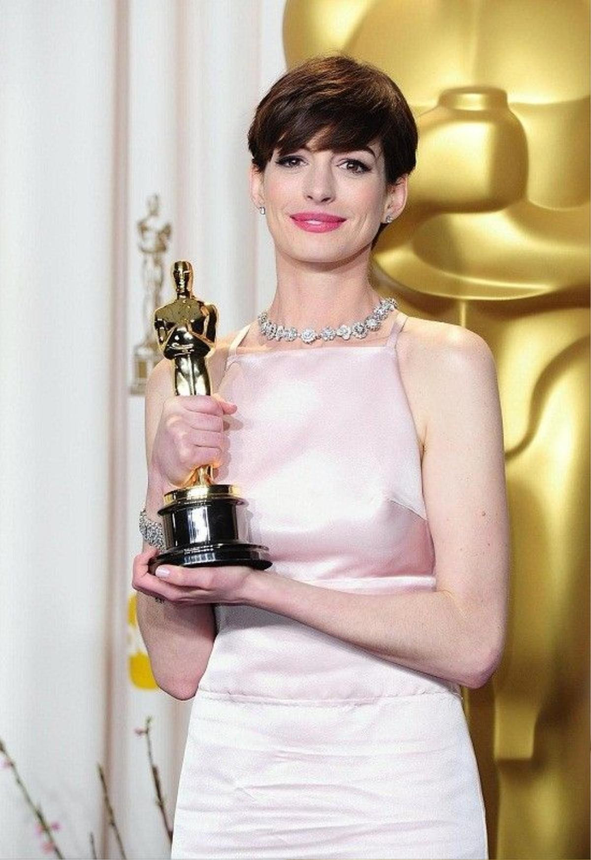 Anne Hathaway with her Oscar for best supporting actress received for her role in Les Miserables during the 85th Academy Awards at the Dolby Theatre, Los Angeles. PRESS ASSOCIATION Photo. Picture date: Sunday February 24, 2013. See PA story SHOWBIZ Oscars. Photo credit should read: Ian West/PA Wire