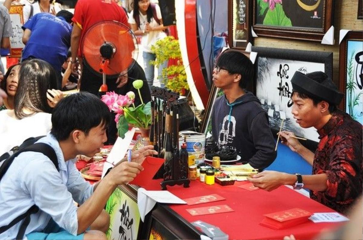 Không khí tết cổ truyền thể hiện rõ trong từng gian hàng, nơi các ông đồ bày mực tàu, giấy đỏ trên phố ngồi viết câu đối.