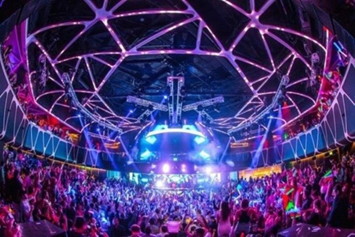 Hakkasan, Las Vegas, Mỹ. Không quá ngạc nhiên khi vị trí đầu bảng thuộc về hộp đêm ở Las Vegas, nơi người ta bỏ tiền để mua những niềm vui chớp nhoáng. Tại Hakkasan, hầu như không có chai rượu nào giá dưới vài nghìn USD. Đây là nơi ghé thăm thường xuyên của người nổi tiếng hoặc những người có quá nhiều tiền, tiêu 100.000 USD cho một chai rượu mà không hề chớp mắt. Ảnh: Betcheslovethis