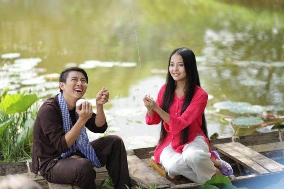 Hình ảnh khá lãng mạn và đậm chất miền Tây khi Hoài Lâm, Yu Dương cùng ngồi trên chiếc xuồng ba lá và thả diều.