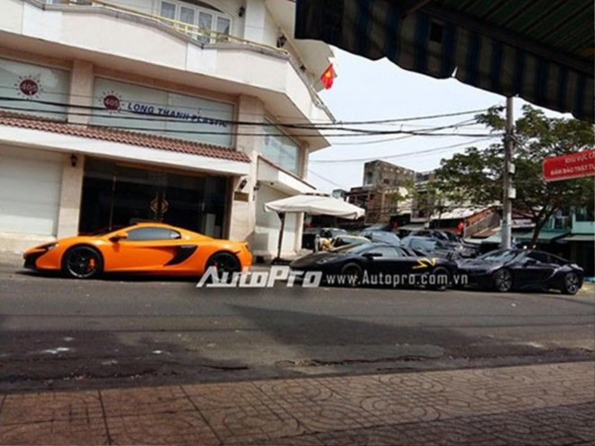 Ngoài sự tái xuất của Bugatti Veyron, trong đoàn siêu xe còn có 3 cái tên quen thuộc là McLaren 650S Spider màu cam, Lamborghini Murcielago LP670-4 SV và BMW i8 chốt đoàn. Tổng giá trị cho 3 siêu xe này vào khoảng 45 tỷ đồng. 