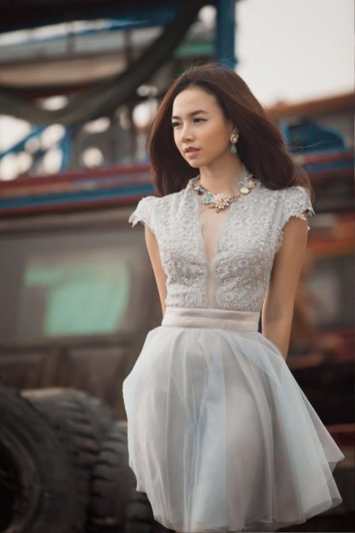 Trông Diệp thật mong manh với outfit tông tím nhạt n2y.