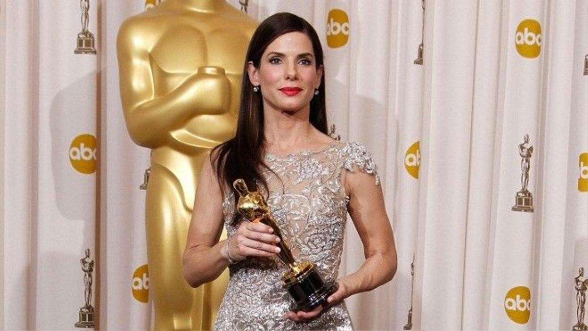 Sandra Bullock poses with the Oscar for Actress in a Leading Role for "The Blind Side" in the Press Room during the 82nd Academy Awards Sunday, March 7, 2010, in the Hollywood section of Los Angeles. (AP Photo/Matt Sayles)